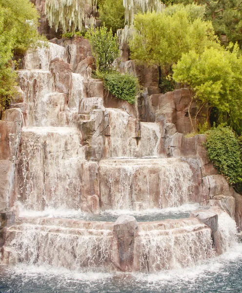 Wasser fließt Brunnen im Garten hinunter — Stockfoto