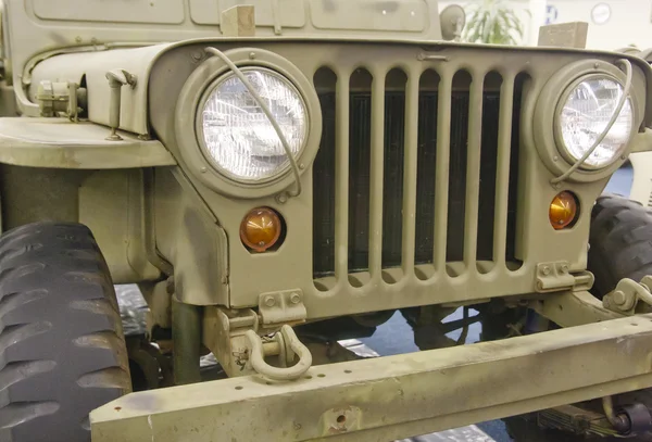 Fronte della Vecchia Jeep con Pittura Camo — Foto Stock