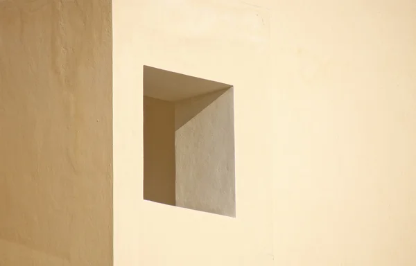 Fenster in braunem Stuckbau — Stockfoto