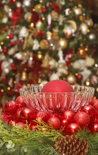 Červené vánoční ozdoby s strom v pozadí — Stock fotografie