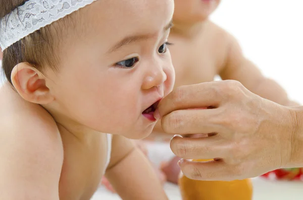 Karmienie dziecka — Zdjęcie stockowe