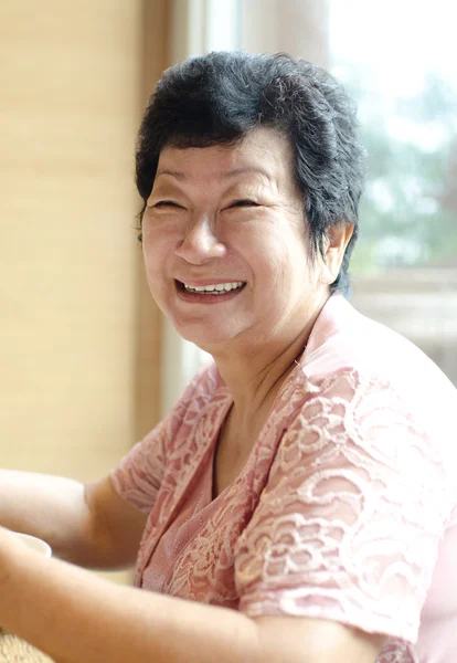 Felice 60s anziano asiatico donna — Foto Stock