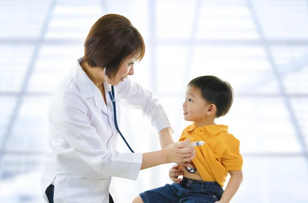 Дитячий лікар — стокове фото