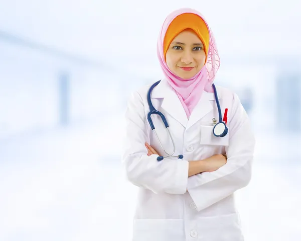 Selbstbewusster muslimischer Arzt — Stockfoto