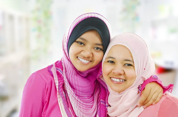 Szczęśliwy muzułmańskich kobiet — Zdjęcie stockowe