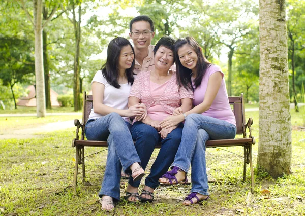 Família asiática — Fotografia de Stock