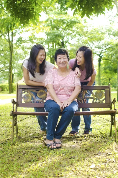 Asya anne ve kızları — Stok fotoğraf