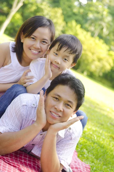 Al aire libre asiático familia —  Fotos de Stock