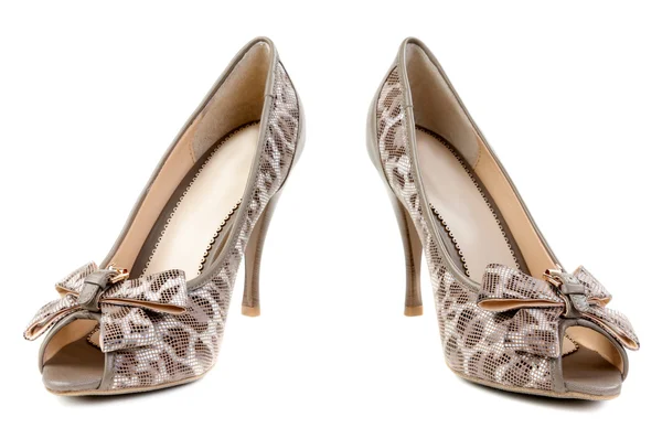 Um par de sapatos de leopardo fêmea — Fotografia de Stock
