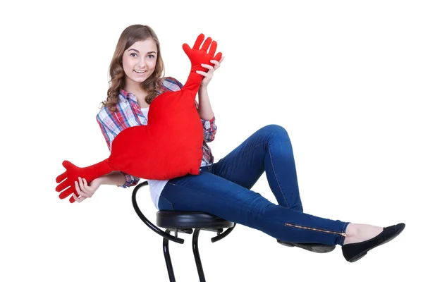 Menina bonita com um coração de pelúcia vermelho — Fotografia de Stock
