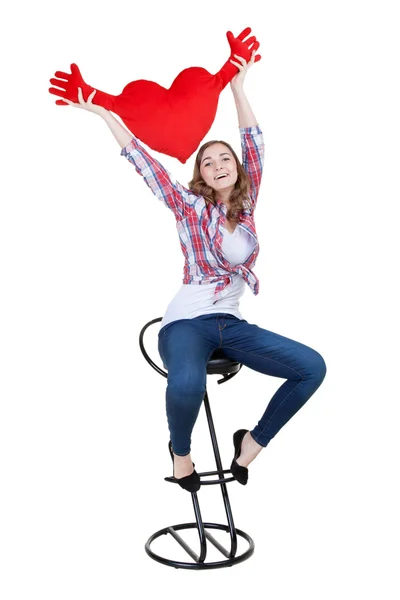 Piękna dziewczyna z czerwonym sercem pluszowe — Zdjęcie stockowe