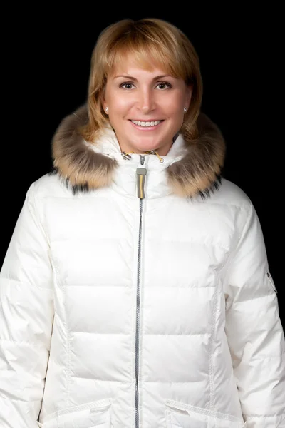 Портрет красивой девушки в зимней куртке — стоковое фото