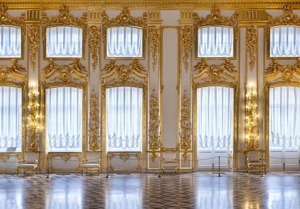Окна золотого зала — стоковое фото