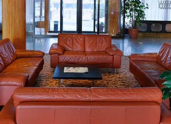 Lobby com sofás de couro — Fotografia de Stock