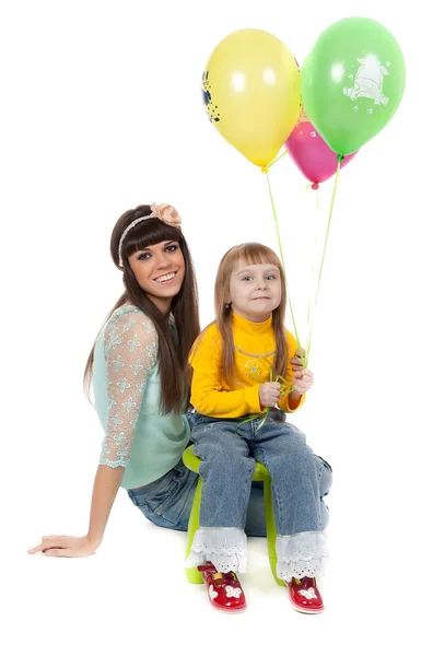 Estúdio tiro de mãe e filha com balões — Fotografia de Stock