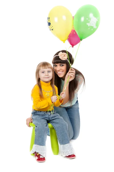 Studio shot van moeder en dochter met ballonnen — Stockfoto