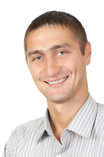 Молодой человек улыбается в полосатой рубашке — стоковое фото