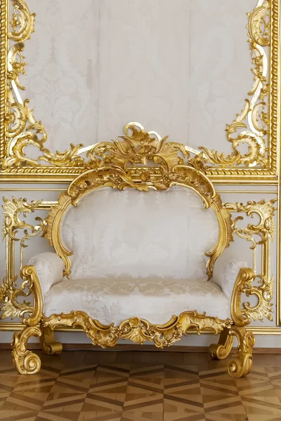 Элегантное кресло в прекрасной комнате — стоковое фото