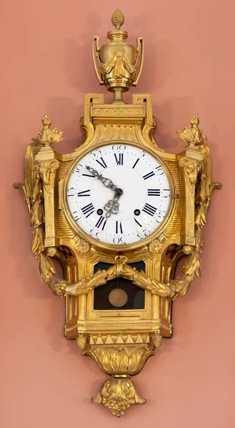 Vintage klocka på väggen i rummet — Stockfoto