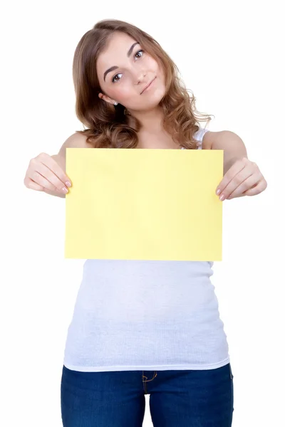 Belle jeune fille montre une feuille blanche de jaune — Photo