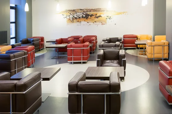 Interiér elegantní moderní kavárna s koženým nábytkem — Stock fotografie