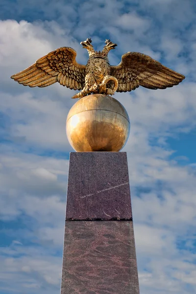 Águia dourada russa de duas cabeças sentada em um orbe em Helsinque — Fotografia de Stock