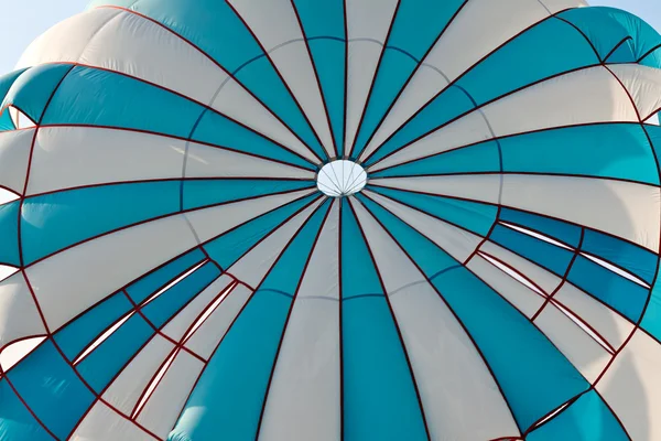 Rayé bleu avec un parachute blanc — Photo