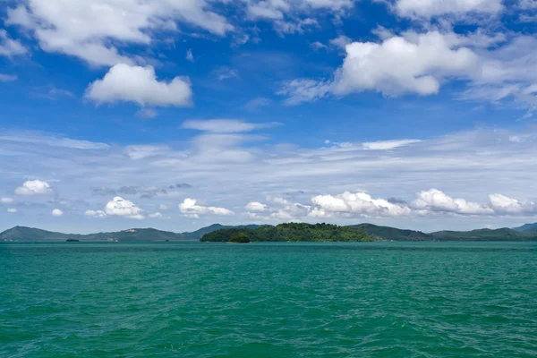 Paesaggio di isola di palma all'orizzonte nel Mar delle Andamane — Foto Stock