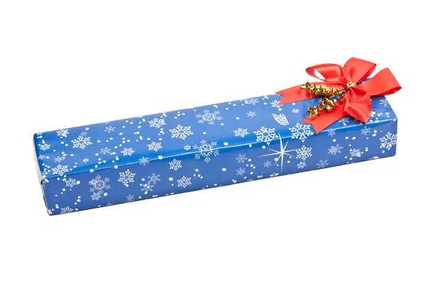 Boîte bleue, un cadeau avec un arc rouge — Photo