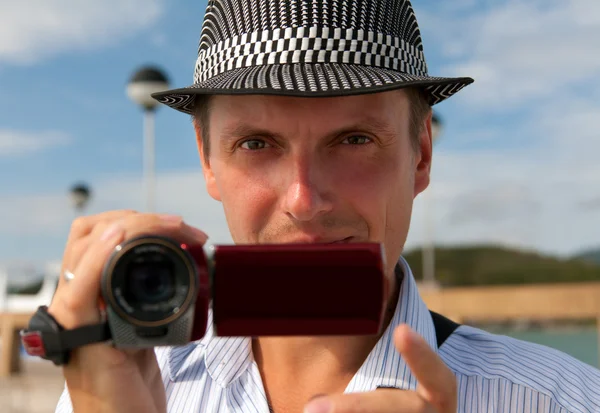 Άνθρωπος σε ένα καπέλο με μια φωτογραφική μηχανή — Φωτογραφία Αρχείου