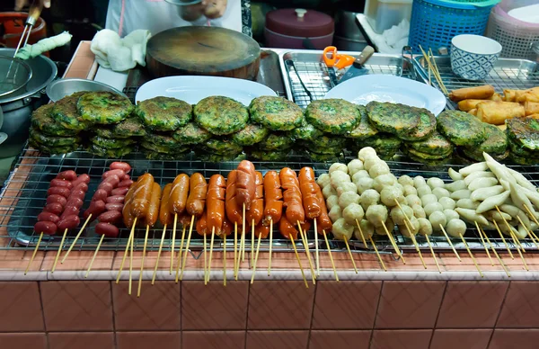 Asian street food tray with skewers — Stock Photo, Image