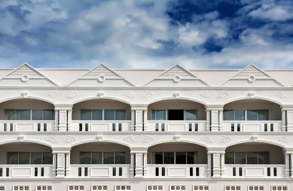Hotel em estilo colonial arquitetura no céu — Fotografia de Stock