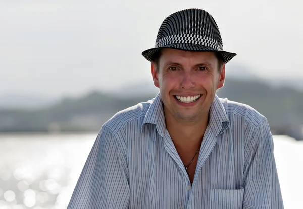 Porträtt av en leende man i en hatt — Stockfoto