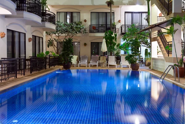 Bazén s modrou vodou v útulném hotelu — Stock fotografie
