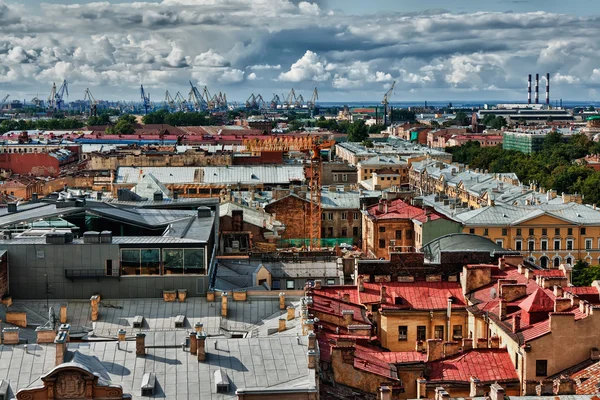 Vista da paisagem urbana sobre os telhados — Fotografia de Stock