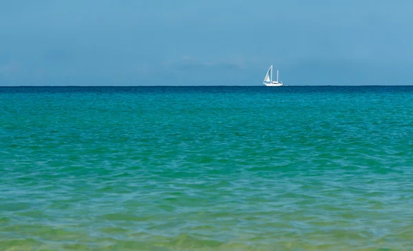 Witte zeilboot op de azuurblauwe zee — Stockfoto