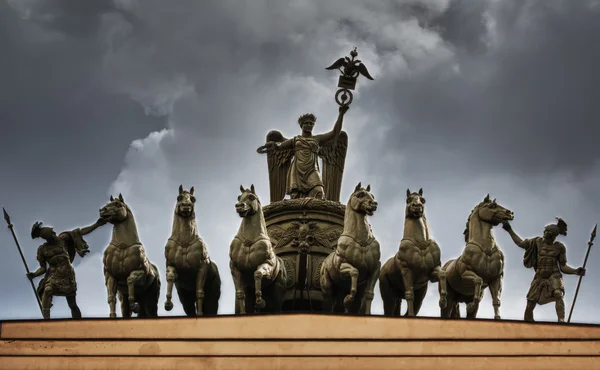 Skulpturen av hästar på triumfbåge i Sankt petersburg — Stockfoto