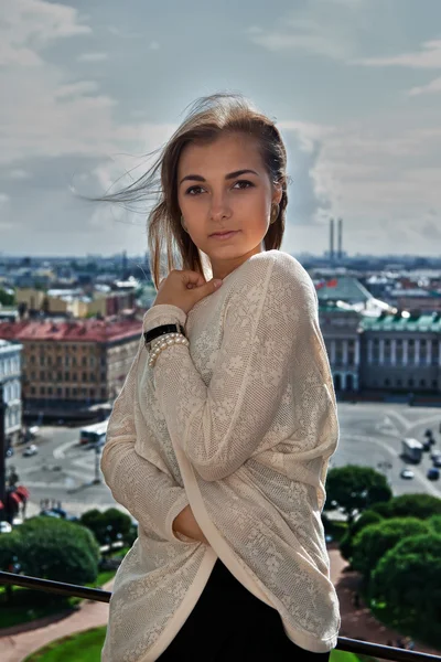 Portrait of a beautiful girl on the roof — Stock Photo, Image