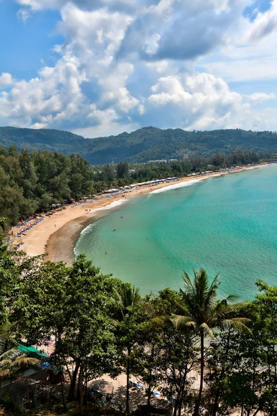 Spiaggia tropicale, in un'accogliente baia circondata da colline — Foto Stock
