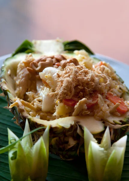 Thajské rýžové jídlo v restauraci v ananas — Stock fotografie