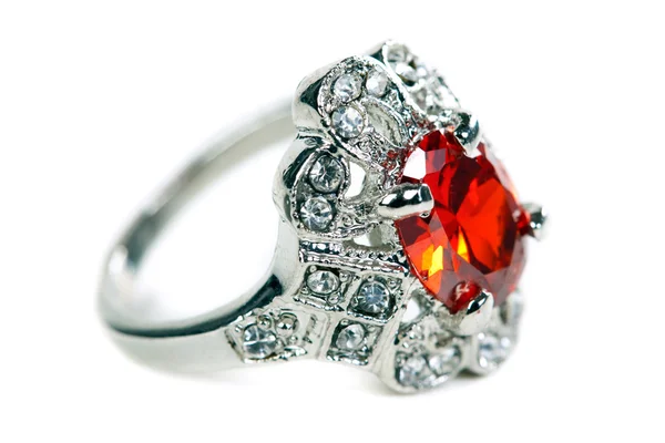 Серебряное кольцо с красным камнем — стоковое фото