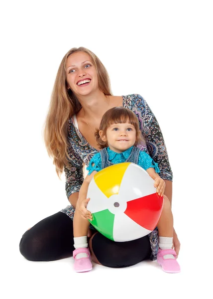 Mãe e filha jogando em uma bola inflável — Fotografia de Stock