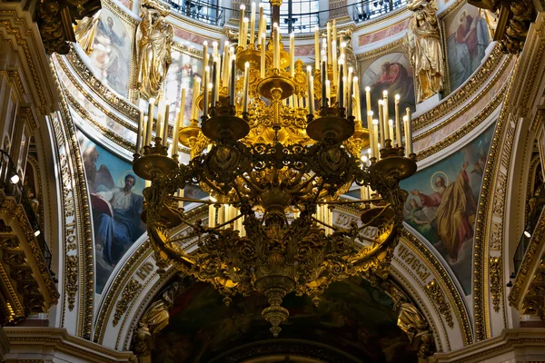 Lampadario in oro nella vecchia chiesa — Foto Stock