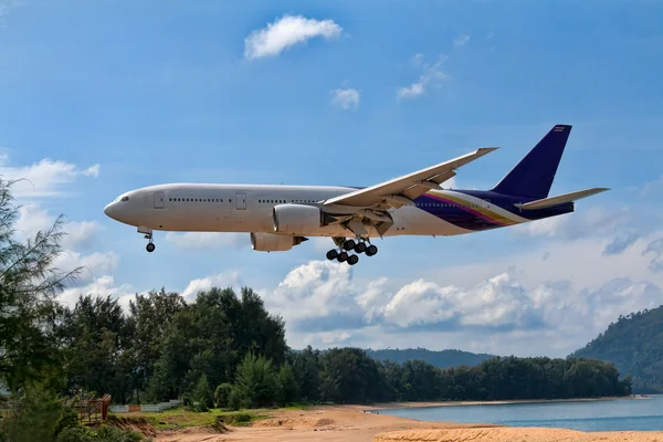 Passenger aircraft over the beach — Stock Photo, Image