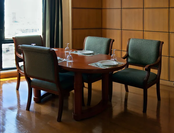 Drewniany stolik w restauracji — Zdjęcie stockowe