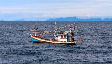 Thai balıkçı geminin denizde