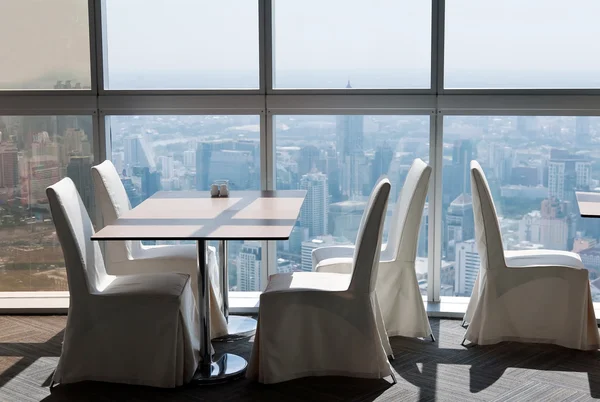 Leerer Schreibtisch in einem Wolkenkratzerrestaurant — Stockfoto