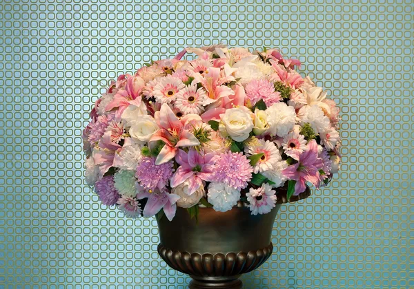 Букет квітів у латунній вазі — стокове фото