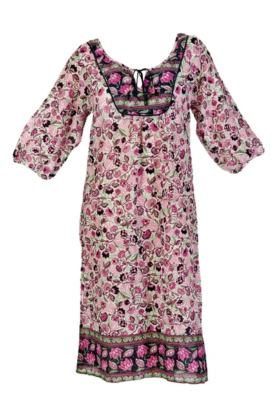 Летнее платье с цветочным узором — стоковое фото