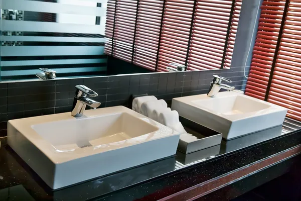 Twee vierkante wastafel in de badkamer — Stockfoto